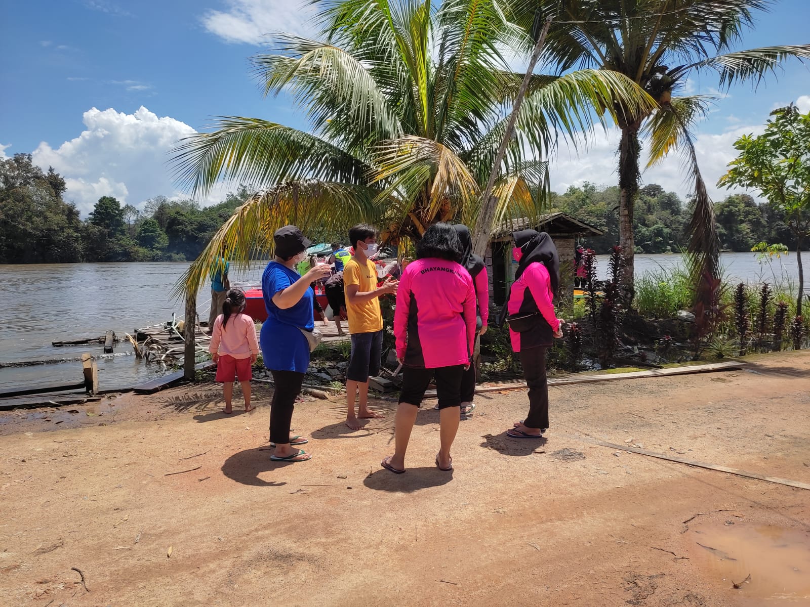 Bhayangkari Polres Lamandau Peduli, Salurkan Bantuan Sembako untuk Korban Banjir Desa Batu Kotam